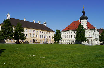 Kapellplatz mit Rathaus in Altötting