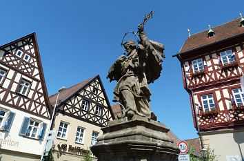 Skulptur Nepomuk vor Rathaus Bad Staffelstein