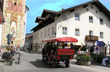 Obermarkt mit Kutsche in Mittenwald