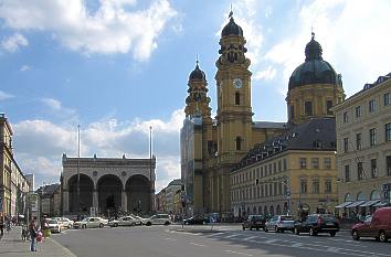 Ludwigstraße und Odeonsplatz mit Feldherrnhalle und Theatinerkirche