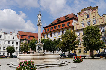 Karlsplatz und Marienbrunnen Neuburg