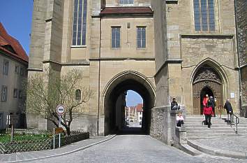 Durchfahrt unter Sankt-Jakobs-Kirche in Rothenburg