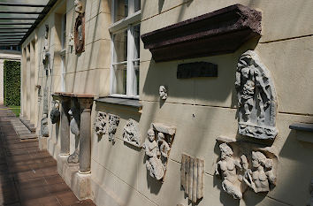 Skulpturenfragmente Fassade Schloss Glienicke