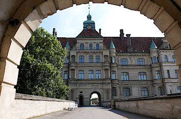 Blick auf Schloss Güstrow vom Torhaus