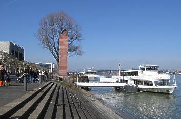 Rheinpromenade mit Ausflugsschiff in Mainz