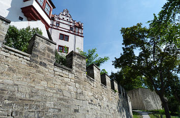 Wanderweg an der Schlossmauer