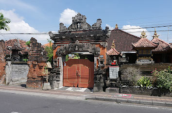 Straße mit Garageneinfahrt auf Bali