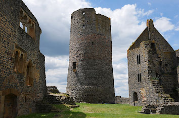 Burghof mit Bergfried Burg Münzenberg