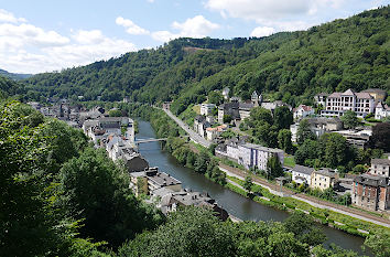 Blick von Burg Altena in das Lennetal