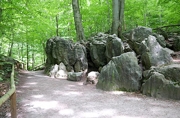 Fels am Wanderweg im Felsenmeer Hemer