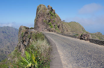 Bergstraße von Ribeira Grande zum Krater Cova